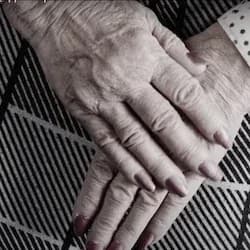 Hihub Online Pharmacy - About the warming hands that care for you